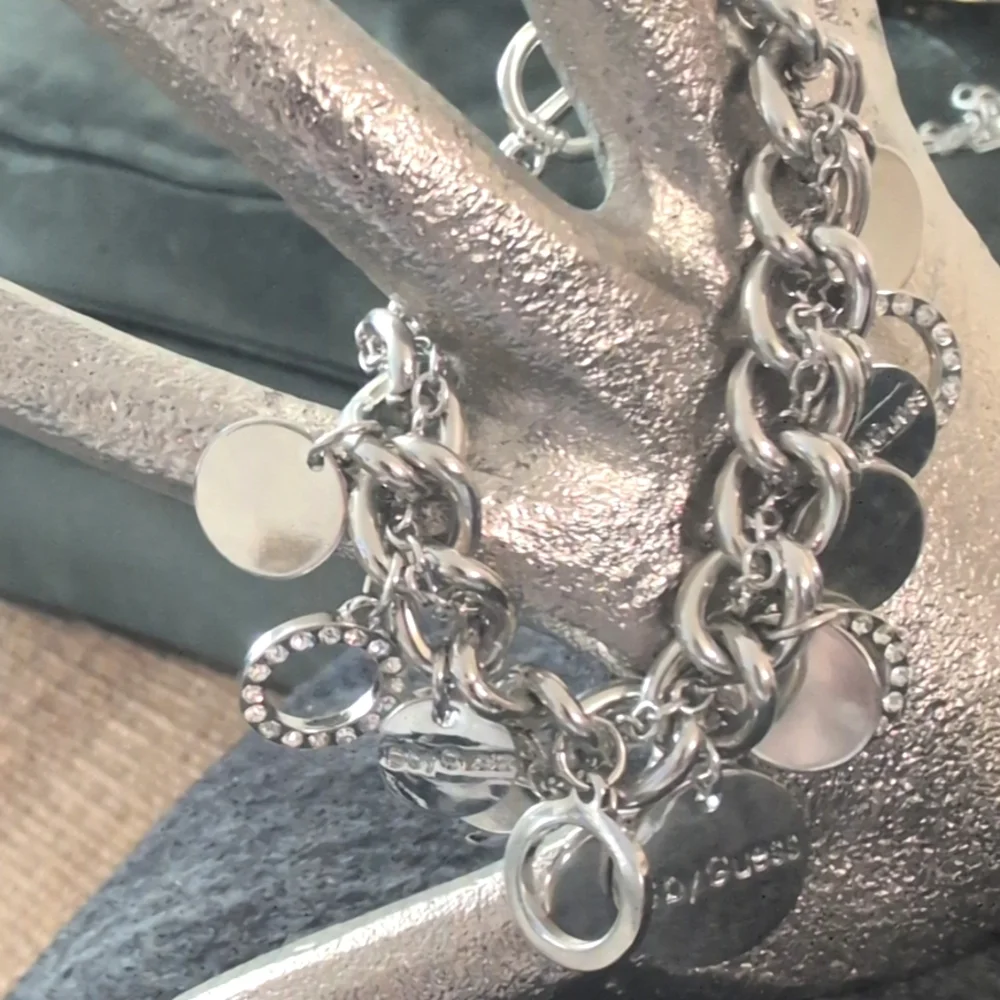 Chunky Guess Charm Bracelet - Picture 4 of 4